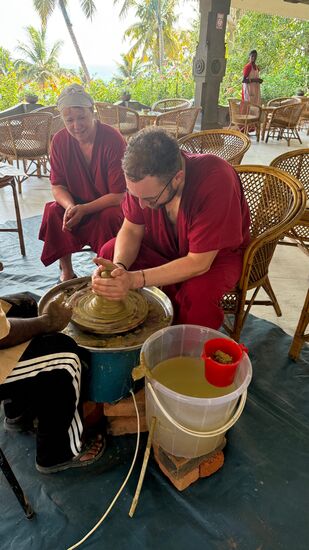 Einmal gibt es auch einen Töpferkurs…