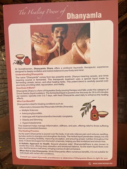 So ein 2-stündiges Treatment beginnt die Therapeutin immer damit, dass sie Räucherstäbchen unter einem Bild der Göttin anzündet, meinen Kopf und Stirn, Füße und Hände berührt, sie betet in einem Singsang
Dann gibt es eine Kopfmassage, dann eine Nacken-und Rückenmassage.
Anschließend geht’s auf die Holzliege, viele Liter Öl werden über mich gegossen und mit 4 Händen massiert. Manchmal bekommt man noch einen Ganzkörperscrub, oder eine Schlammpackung oder einen Stirnölguss. Meistens zum Abschluss den oben beschriebenen Dhanyamla-
