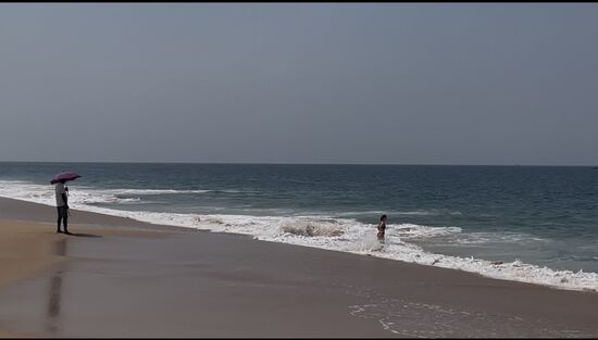 Die Wellen sind mächtig- die Dame traut sich unter Aufsicht ins Wasser 
