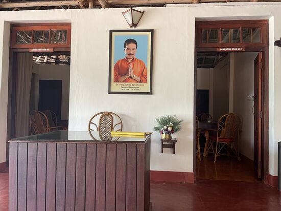 Im Krankenhaus hängt ein Bild des Gründers von „Somatheeram“, wie man erkennen kann ist der Herr nicht sehr alt geworden