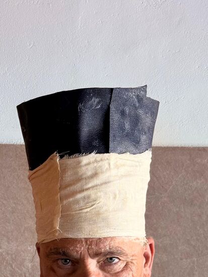 Eine spezielle Behandlung die Thomas bekam: in den Topf, der absolut dicht ist, bekam er einige Liter warmes Öl gekippt. Er musste sich gegen die Wand legen, so schwer war das und er schwitzte unglaublich