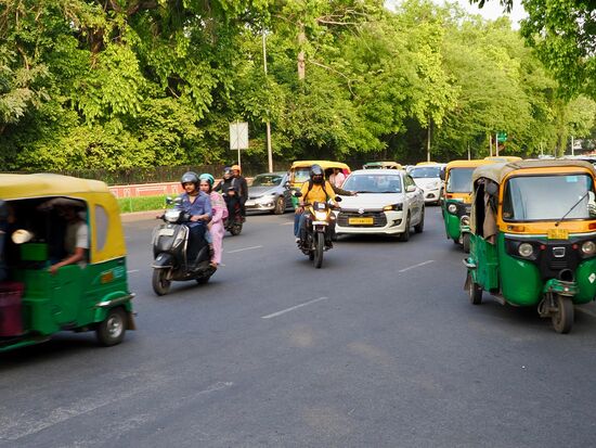 Wir landen nachmittags und nach dem einchecken im Hotel „Ambassador“ brechen wir auf um das 1,4km entfernte „India Gate“ zu besuchen