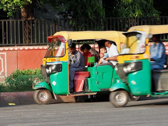 Der Verkehr ist der blanke Wahnsinn!! Aber hier ist es nicht so Feucht-heiß wie in Kerala! tatsächlich läuft uns hier nicht ständig der Schweiß am Körper hinab…