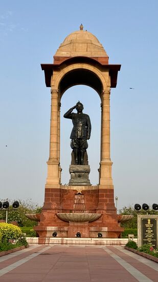 Ein schöner kleiner Fußmarsch bis zum 
Park und hier ist das Denkmal für „netaji Subhas Chandra Bose“ einem bedeutenden indischen Freiheitskämpfer