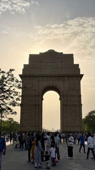 Das „India Gate“ -ein 42 Meter hohes Kriegerdenkmal, das als Triumphbogen gestaltet ist und an die über 70.000 gefallenen indischen Soldaten des 1. Weltkriegs erinnert