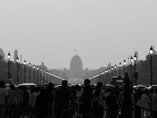 Eine historische Prachtstraße hinter dem „India Gate“ - hinten ist der Amtssitz des indischen Präsidenten zu sehen
