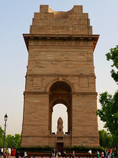 Das India Gate ist von weiten Grünflächen umgeben und ist  ein beliebtes Ausflugsziel