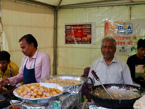 Frittierte Frühlingsrollen werden probiert und…
