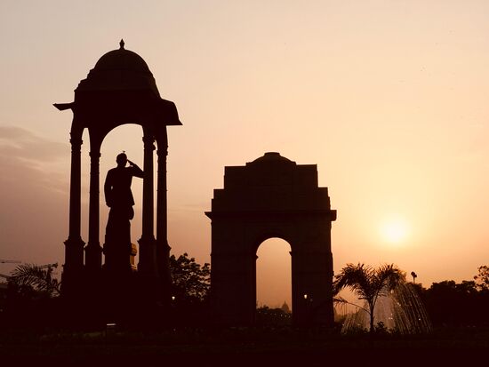 Es dämmert langsam und wir entdecken den großen Platz der Gedenkstelle der gefallenen Soldaten