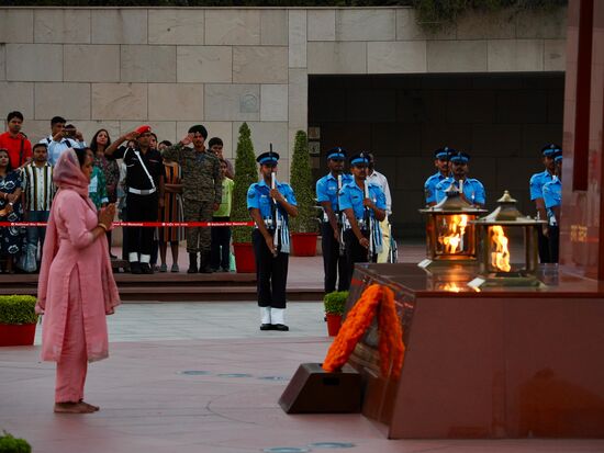 Musik, Ehrensalve und viel Salutieren…