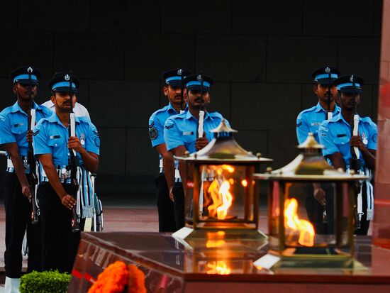 Hier findet täglich eine Kranzniederlegung einer Frau von einem der gefallenen Soldaten statt