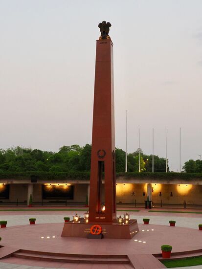 Das Denkmal beherbergt die Flamme des unsterblichen Soldaten —das Denkmal wurde 2019 eingeweiht um den über 26.000 Soldaten zu Ehren, die seit der Unabhängigkeit Indiens für die Souveränität des Landes ihr Leben gelassen haben