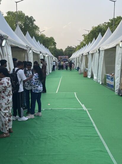 Viele Zelte sind aufgestellt, mit vielen Aktivitäten