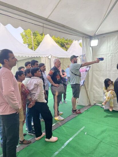 Hier kann man z.B. auf kleine Luftballons schießen—Nicolas ist gerade eine Attraktion…