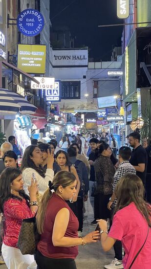 Zum Khan-market—das ist eine sehr noble Shopping-Meile in Neu Delhi mit vielen Designer- Läden und feinen Lokalen