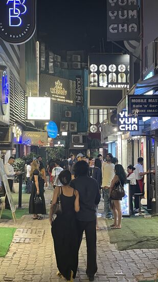 Hier speisen wir in einem Pub und machen uns bald auf den Heimweg—morgen wollen wir Alt-Delhi mit einer guide, die ich durch Ankit kennengelernt habe erkunden. Dafür wollen wir früh raus!