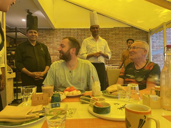 Beim Frühstück eine Überraschung: die Chefin des Hotels entschuldigt sich für die Unannehmlichkeiten von gestern Abend und wir werden mit allerlei indischen Köstlichkeiten verwöhnt und das komplette Küchenteam wird uns vorgestellt