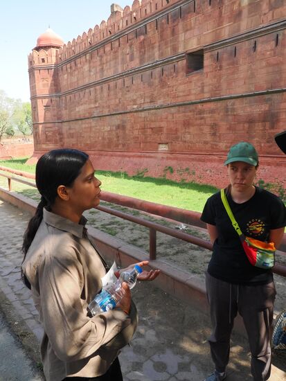 Per Uber fahren wir bis zur Altstadt und beginnen unsere Tour am „Roten Fort“ oder auf Hindi  „Lal Qila“