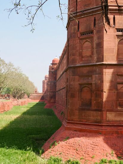 Es wurde im 17.Jahrhundert -ab 1639 aus rotem Sandstein erbaut und ist zentrales Wahrzeichen der indischen Geschichte
