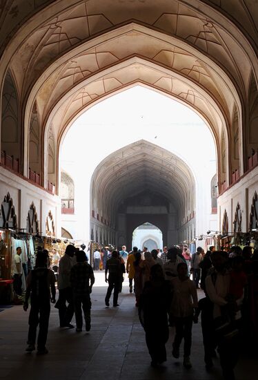 In der Gasse am Eingang findet man zahlreiche Geschäfte