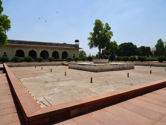 Das Gebäude im Hintergrund war der Frauenpalast bzw das Harem-im Vordergrund ein Wasserbecken um für Kühlung oder ästhetisches Vergnügen zu sorgen