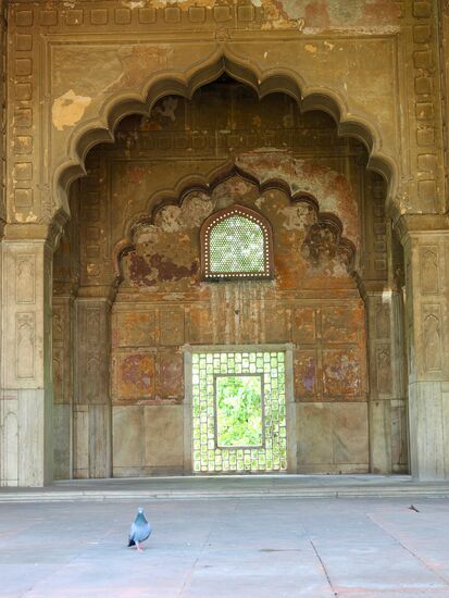 Die Festung- und Palastanlage ist aus der Epoche des Mogulreiches und wurde zwischen 1639 und 1648 für den Mogulkaiser „SHA Jahan“ erbaut