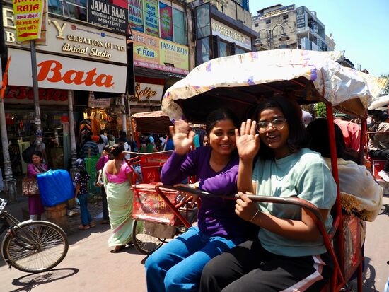 Anschließend geht es per Fahrradrikscha—jeder winkt uns fröhlich zu