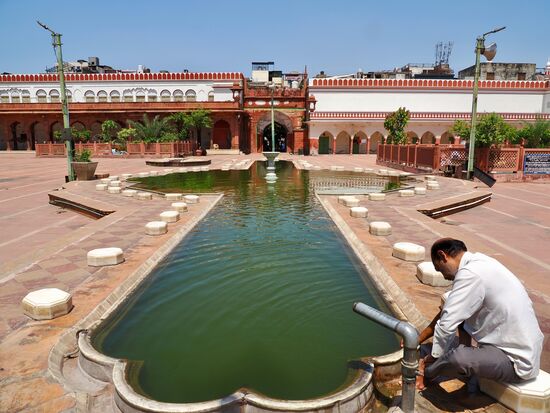 Hier finden die Waschungen von Händen und Füßen vor dem Betreten der Moschee statt..