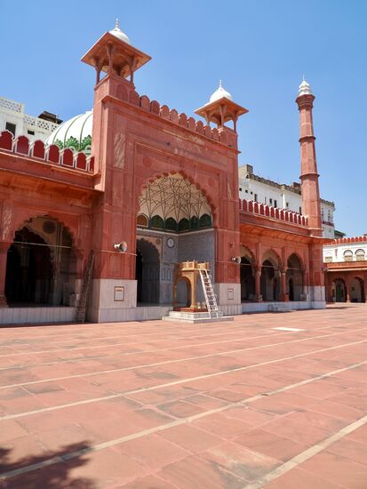 Die Moschee wurde 1650 von „Fatehpuri Begum", einer der Ehefrauen des Mogulkaisers „SHA Jahan“ errichtet—auch aus rotem Sandstein und weißem Marmor