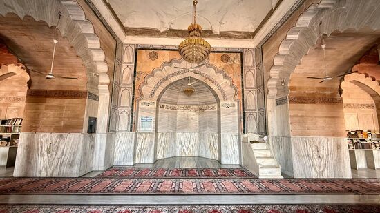 Sie ist die zweitgrößte Moschee in Delhi nach der Jama Masjid