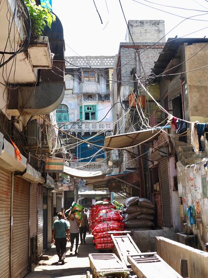Säckeweise werden die Gewürze—vor allem Pfeffer - herangeschleppt und durch die engen Gassen jongliert…