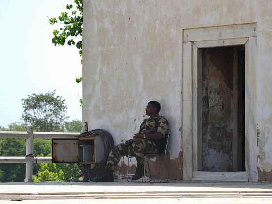 Eine indische Sicherheitskraft, die irgendetwas bewacht…