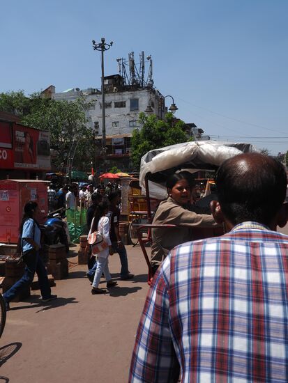 Wir haben 2 Rikscha geordert—Jai handelt immer die Preise aus—wir bezahlen 100 Rupien pro Rikscha—das ist ein Euro!