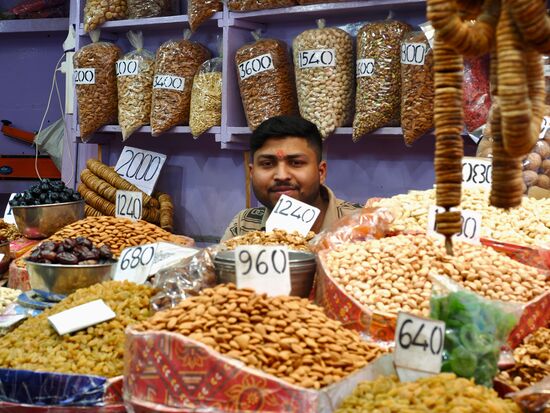 Nüsse…Datteln…Gewürze…Tee…Trockenfrüchte…