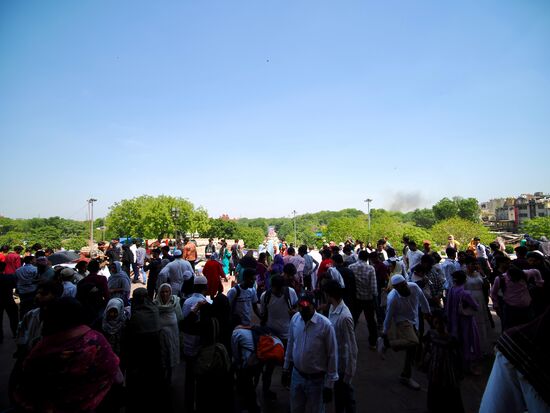 Dann besuchen wir die „Jama Masjid“ Moschee—eine der größten und bekanntesten Moscheen Indiens, die auf einem Hügel liegt—hier sind wir oben auf den Treppen und sehen weit hinten das Rote Fort