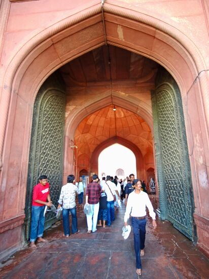 Hier heißt es Schuhe ausziehen und wir bekommen Umhänge , damit wir züchtig bekleidet sind—die Platten sind furchtbar heiß, und ich—barfuß - muss von Schatten zu Schatten im Laufschritt hetzen