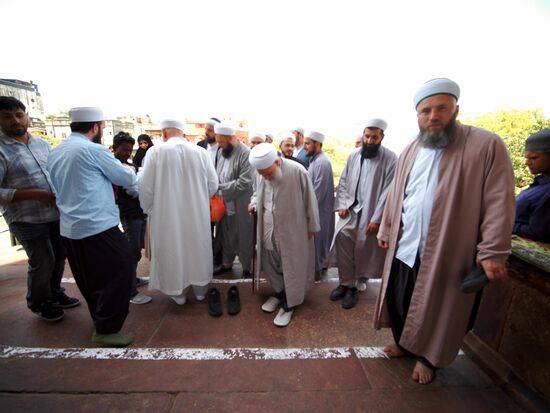 Eine Gruppe türkischer Geistlicher besucht die Moschee—