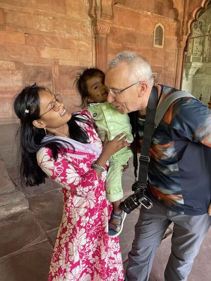 Dieses Kind hat noch nie weiße Haut gesehen oder berührt—zum Dank gibt es Kussi für Thomas und auch für mich 