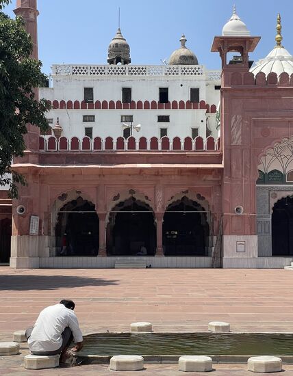Die Moschee zeichnet sich durch die traditionellen Bögen und dem weitläufigen Innenhof aus