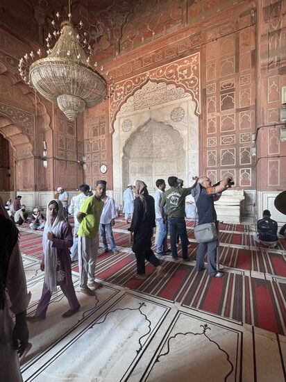 Die Moschee wurde auf Geheiß des Mogulkaisers „SHA Jahan“ erbaut, der auch das weltberühmte „Taj Mahal“ in Auftrag gab—hieran arbeiteten 5000 Handwerker 14 Jahre lang