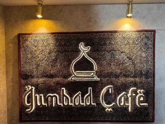 Nach diesem Besuch stärken wir uns in diesem schönen Cafe mit Dachterrasse—die ist leider geschlossen-aber eine Etage tiefer haben wir auch eine tolle Aussicht