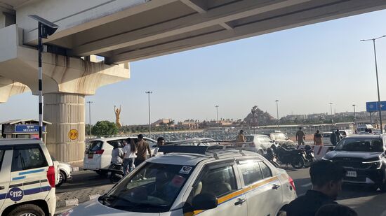 Da der Tag noch jung ist, überlegen wir, was wir noch unternehmen könnten. Jai hat noch Zeit und würde uns noch gern etwas begleiten.
Thalia googelt und entdeckt etwas ganz besonderes!
Den „Akshardham-Tempel“ —die flächenmäßig größte Hindu-Tempelanlage der Welt!