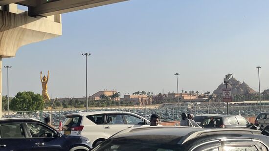 Dazu fahren wir per Uber die 8km bis außerhalb der Stadt.
Hier erwartet uns ein unglaubliches Menschen- Autoaufkommen. Und eine Buddha-Statue die schon von weitem zu sehen ist