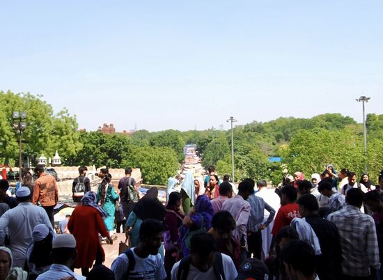 Heute ist Sonntag—da können wir im Hintergrund den sogenannten „Diebesmarkt“ sehen—den historischen „Meena Bazaar“ der schon zur Zeit der Moguln existierte