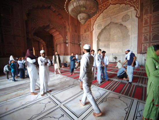 So eine Moschee ist auch ein sozialer Treffpunkt für Menschen verschiedener Religionen
