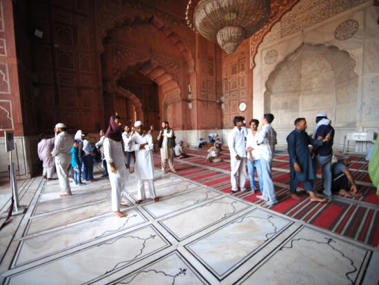 An den Wänden befinden sich kunstvolle persische Kalligrafien, die den Bauherrn und das Bauwerk lobpreisen