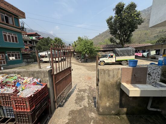 Hier wird im Hinterhof neben den Toiletten der Müll gesammelt.
