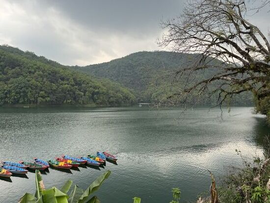 Am Pewa Lake sammeln wir unseren Guide Fardif ein…