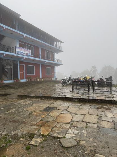 Unterwegs kommen wir an vielen Camps und „Hotels“ vorbei. Hier stehen sogar Motorräder.