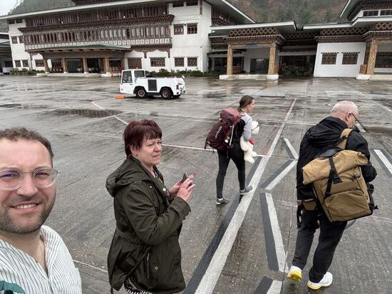 Jetzt aber schnell zur Immigration—unser Guide „Somnath“ wartet schon